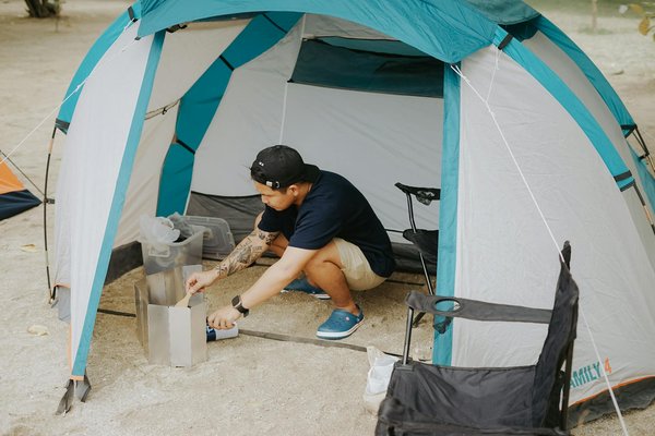 Quels sont les avantages de louer une maison en Toscane avec des cours de peinture sur céramique et des dégustations de vin local?