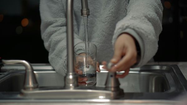 Comparatif ultime : carafes filtrantes ou eau du robinet ?